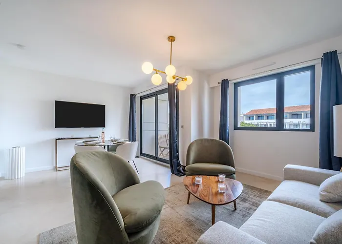 Carlton Riviera - *