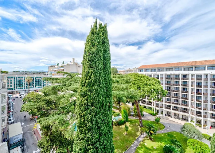 Carlton Riviera - *