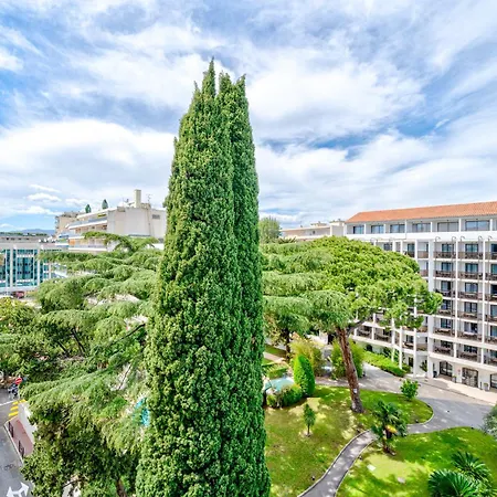 Carlton Riviera - *